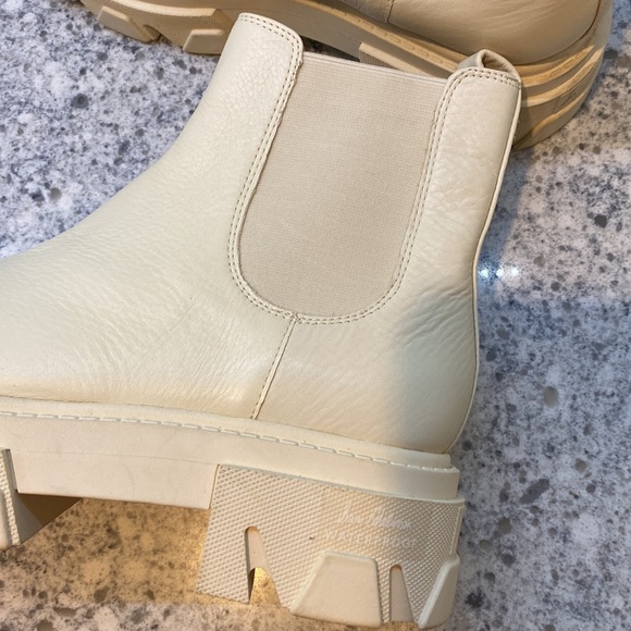 Sam Edelman Women's Daelyn Chelsea Boot
Leather upper cream size 9 - Picture 7 of 9